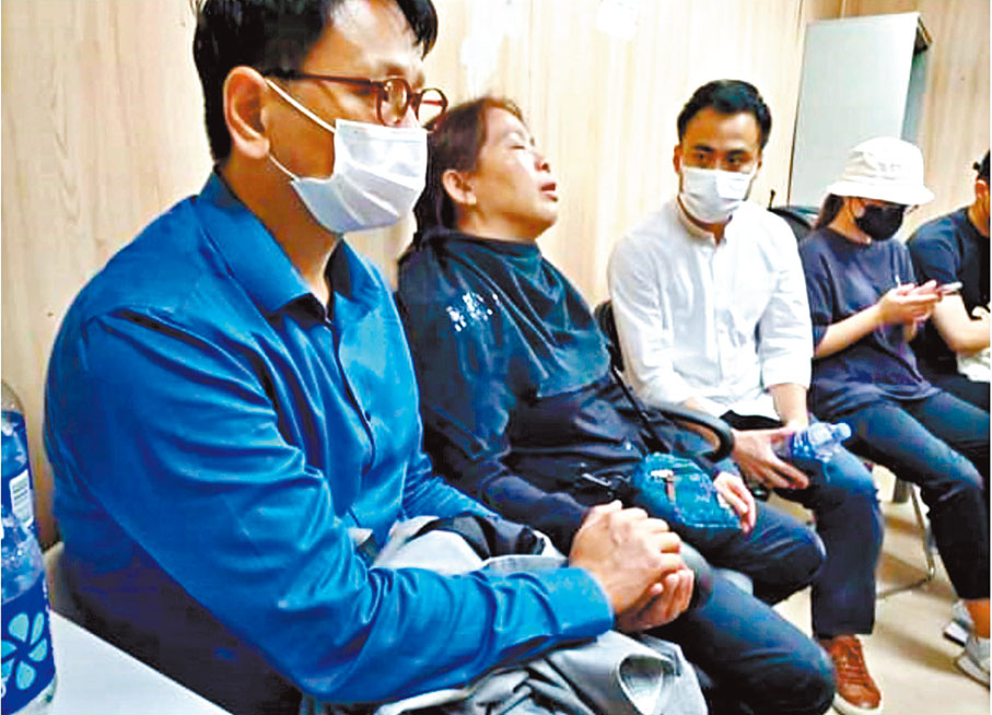 ◆鄧家彪（左一）和郭偉强（左三）協助死者潘浩鈺的家屬（左二）。 鄧家彪Fb圖片