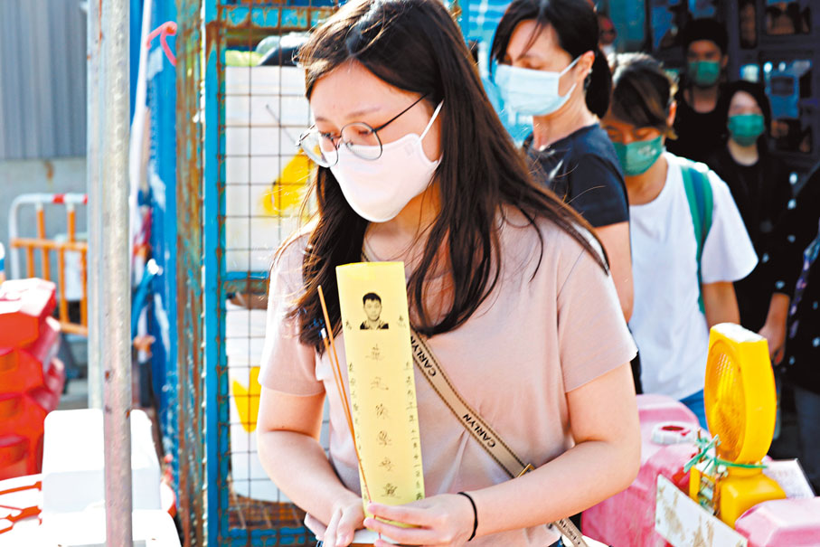 ◆工程師徐學培的家屬進行路祭。 香港文匯報記者  攝