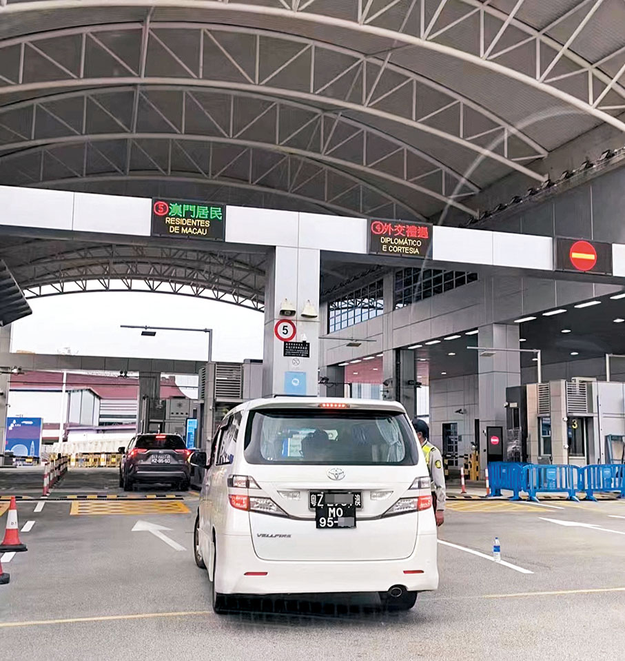 ◆珠海擬放開澳門電召的士、出租車、公共巴士、旅遊大巴等營運車輛入出橫琴。圖為跨境車輛在橫琴口岸通關。香港文匯報記者方俊明  攝