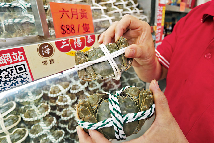◆ 不少饕客中秋最惦記膏滿黃肥的大閘蟹。 香港文匯報記者  攝