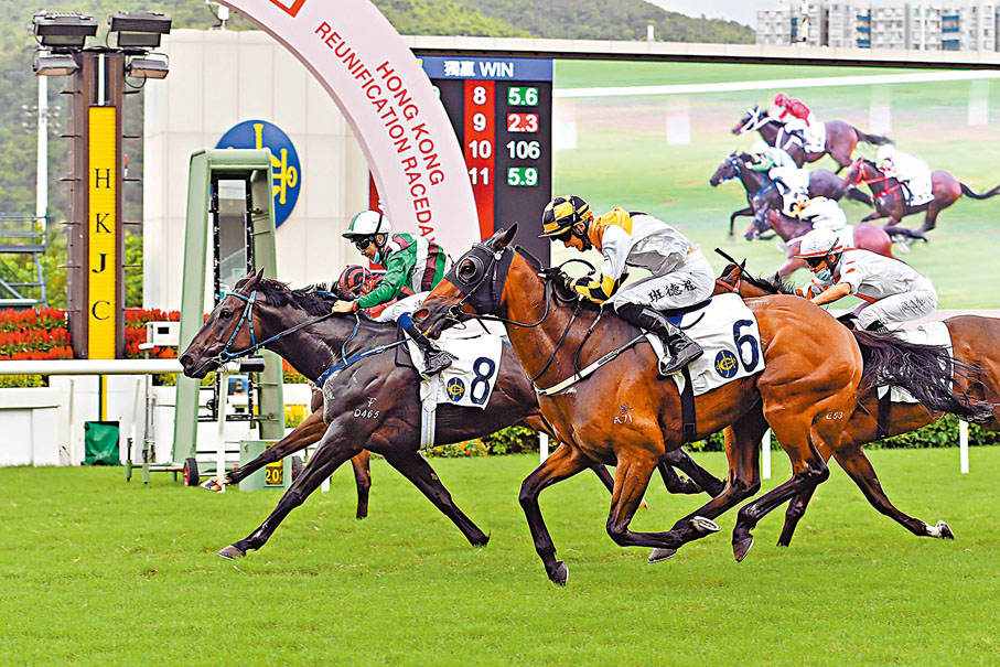 ◆ 馬會表示，過去一年，賽馬連同足球博彩與六合彩，合共創出破紀錄的2,900億元投注額。 資料圖片