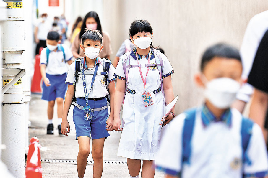 ◆ 教育局昨日公布課程發展議會編訂的《小學教育課程指引》（試行版）（2022）供學校採用。圖為9月1日開學日小學生上學。 資料圖片