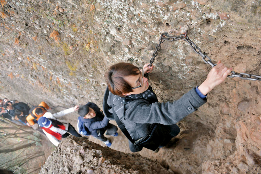 ◆ 古蜀棧道不易走，尤其子午谷最為險要。圖為四川劍門關的人工棧道。資料圖片