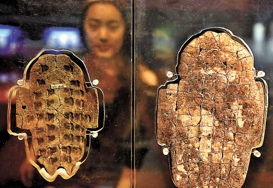 ◆ 河南安陽殷墟出土的甲骨文，證實了司馬遷對於商朝的記載大致可信。圖為河南安陽殷墟博物館展出的卜甲。資料圖片