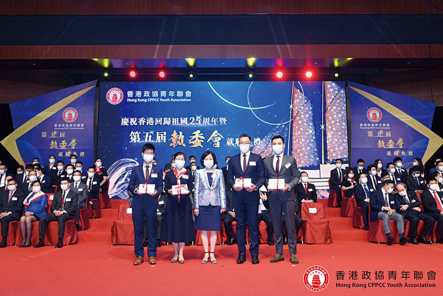 ◆葉劉淑儀（中）頒發執委會委任狀予常務理事何柏義（左一）和林泳施（左二）、義務核數師甘承倬（右二）及義務法律顧問蔡錦豪（右一）。