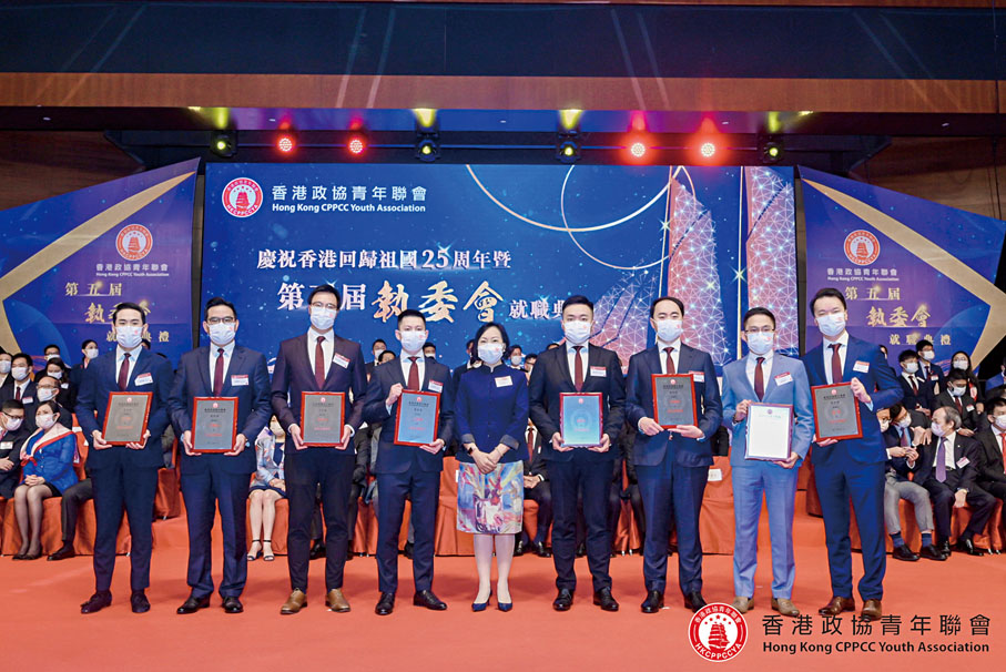 ◆麥美娟（中）頒發委任狀予基金名譽董事莊家豐（左一）、李曠怡（左二）、何沛林（左三）、王經潑（左四）、蘇達文（右四）、朱威澔（右三）、施禮賢（右二）、趙朗（右一）。