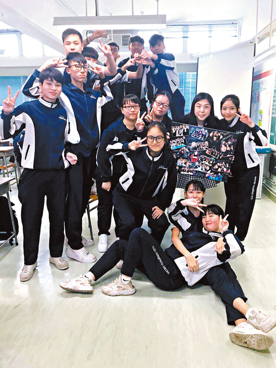 ◆張琳（右二）與學生打成一片。受訪者供圖