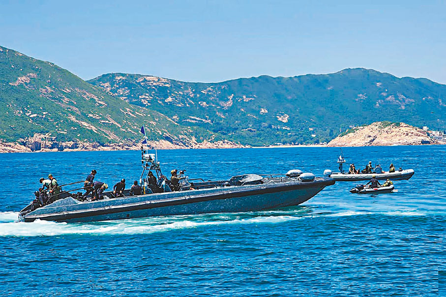 ◆警方小艇在鶴咀禁區範圍巡視。警方圖片