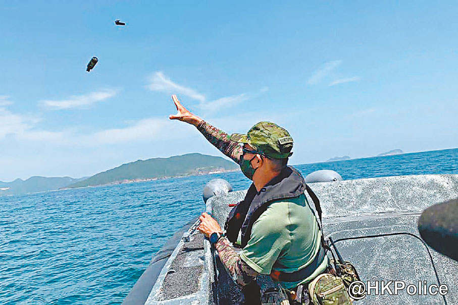 ◆警方引爆水雷前在海面拋震撼彈驅趕魚群。警方圖片