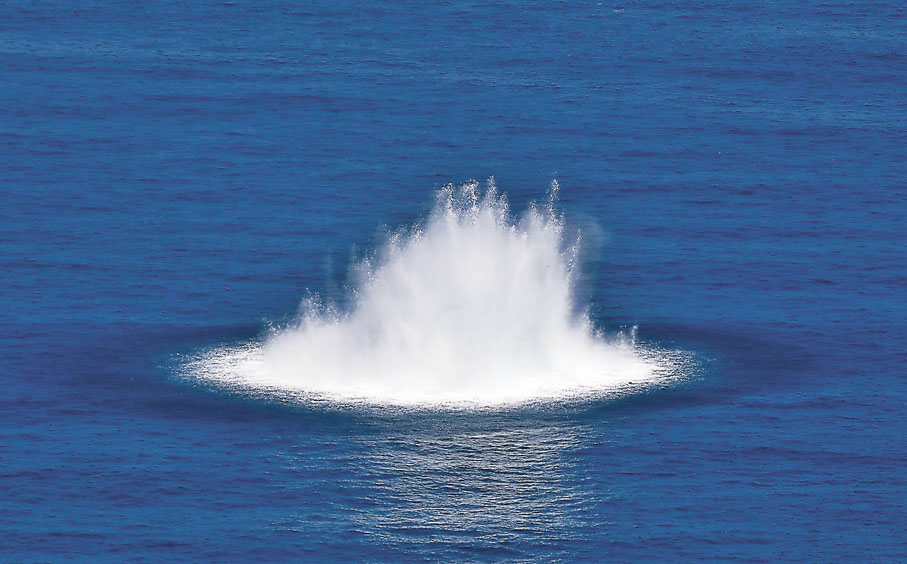 ◆水雷引爆一刻水面濺出10多米高白浪。香港文匯報記者  攝