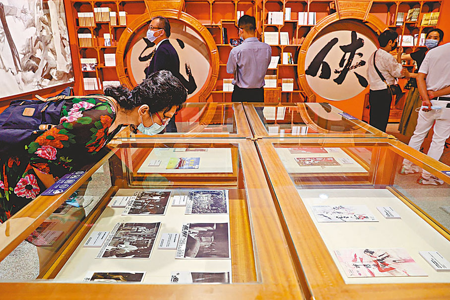 ◆展品包括查良鏞的手稿，曾經用過的棋盤、書刊、文獻和照片，「金庸小說人物」為題的特別郵票，查良鏞的私人物品等。 中新社