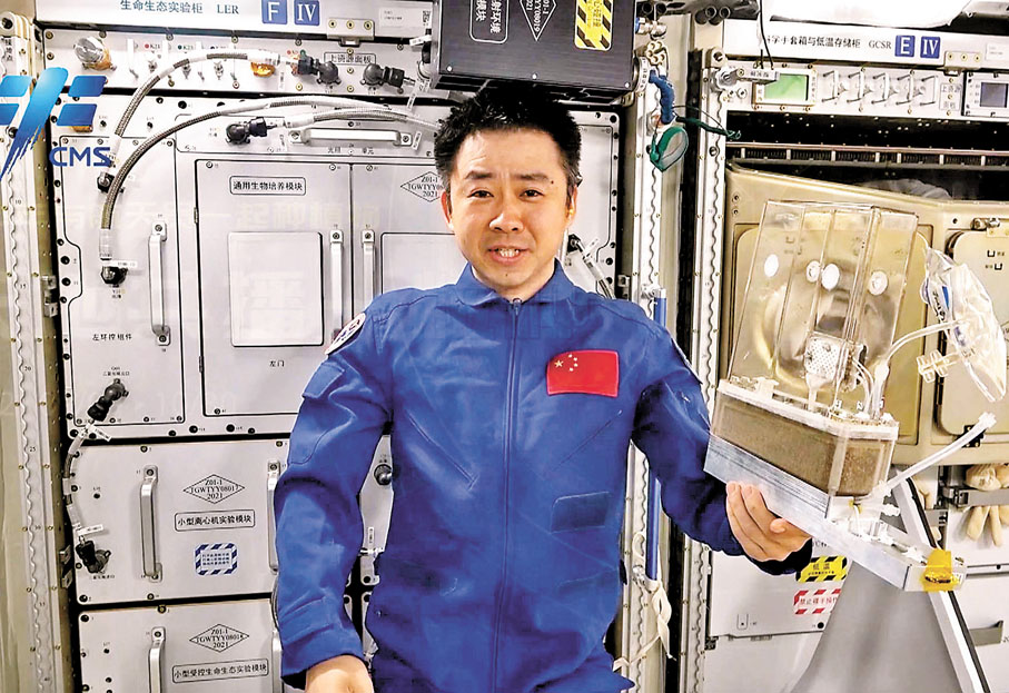 ◆陳冬介紹空間站擬南芥培養單元。中國航天員科研訓練中心供圖