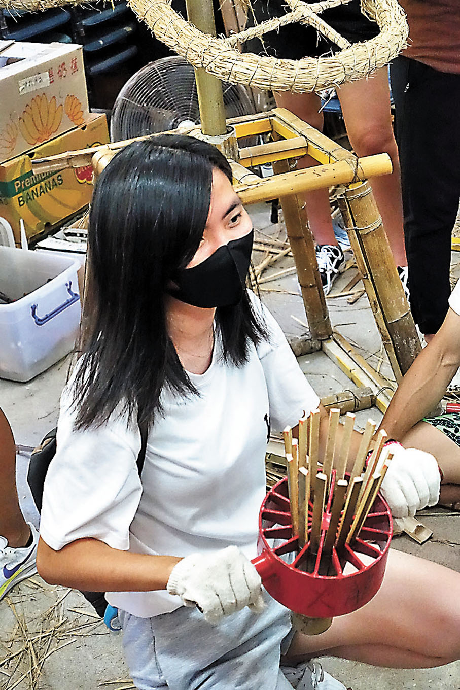 ◆參加者嘗試用工具破竹。