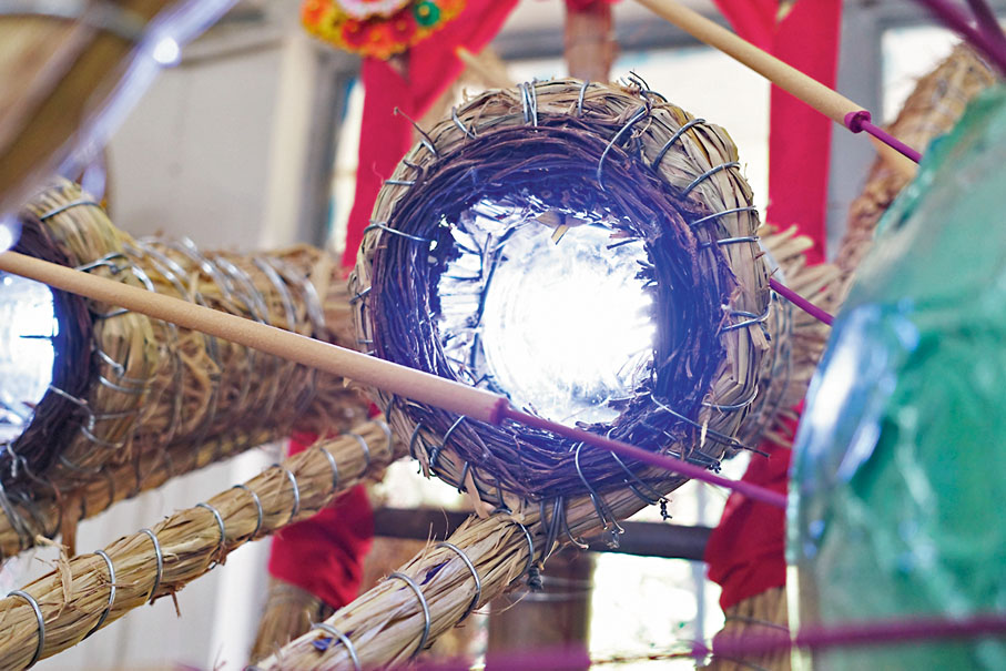 ◆火龍的眼睛由膠水樽砌成，放入手電筒模仿眼睛發亮的效果。