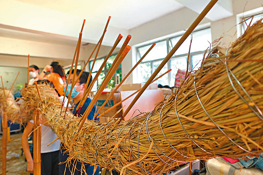 ◆火龍身主要由禾稈草綑紮而成。