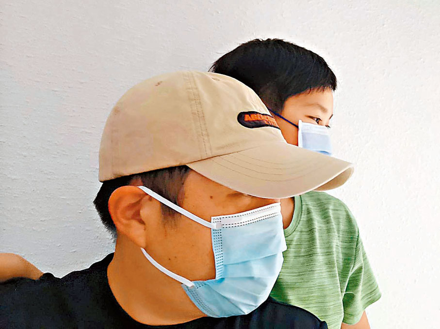 ◆鍾先生(前) 慨嘆女兒 (後)的確診紀錄一直無法在「安心出行」紀錄中更新，帶來諸多不便。 受訪者供圖