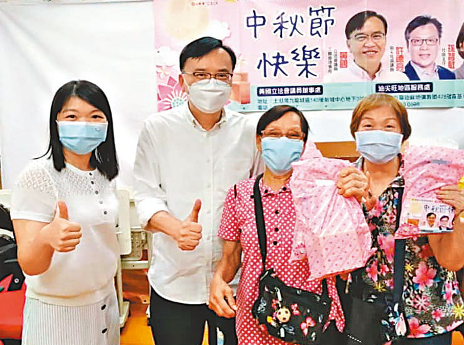 ◆黃國向街坊、長者、會員送上月餅。 黃國Fb圖片