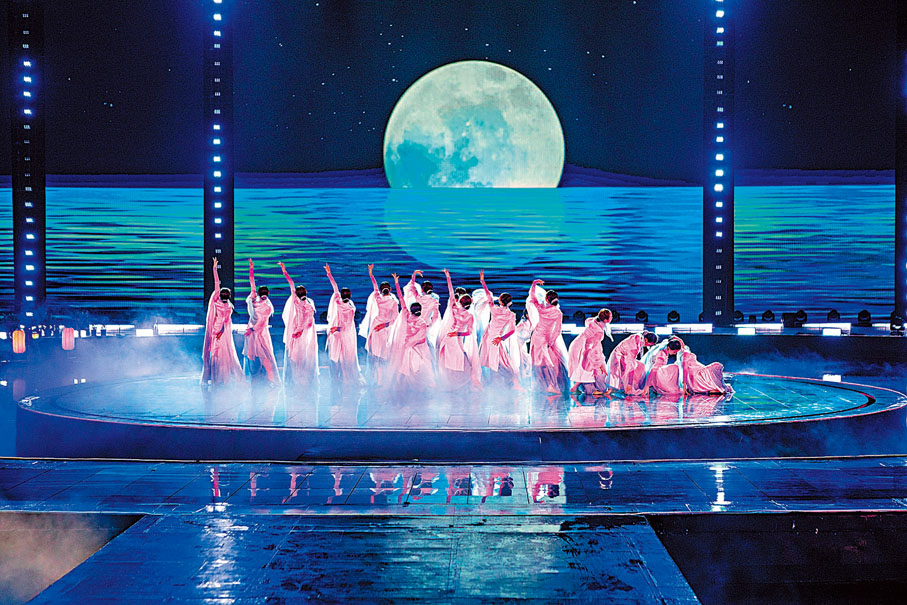 ◆水、景、月、人互為映襯，共同烘托溫馨、浪漫、團圓的中秋氛圍。 中央廣播電視總台提供