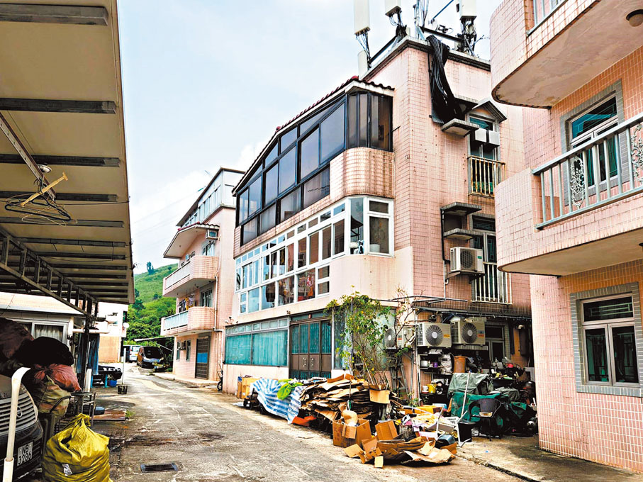 ◆雅仕花園「垃圾山」死灰復燃。  香港文匯報記者  攝