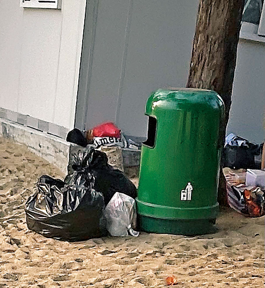 ◆沙灘設置的垃圾桶附近都堆積大包細包的垃圾袋。香港文匯報記者 攝