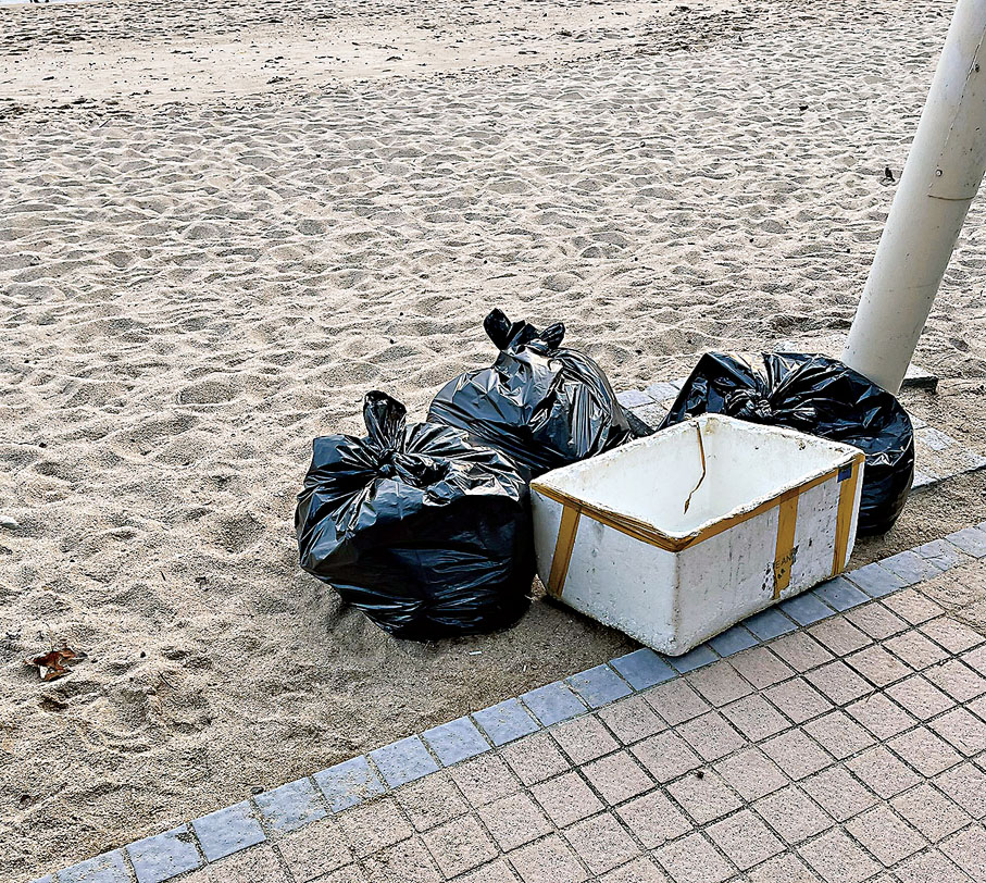 ◆沙灘隨處可見市民遺下的垃圾。香港文匯報記者 攝