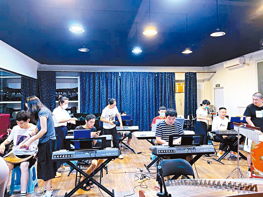 ◆愛特樂團排練室內，基本每一位成員的家長都會到場，陪練整個上午。 香港文匯報記者石華 攝