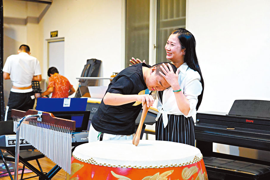◆樂團鼓手小睿與媽媽。 香港文匯報記者胡永愛  攝