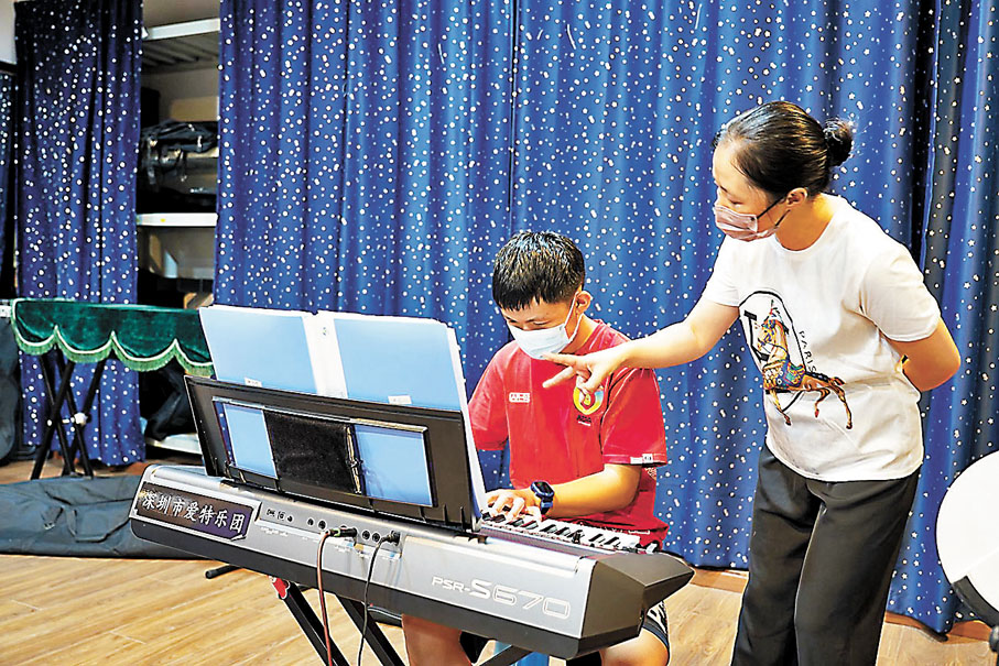 ◆年齡最小的成員添添和媽媽。 香港文匯報記者胡永愛 攝