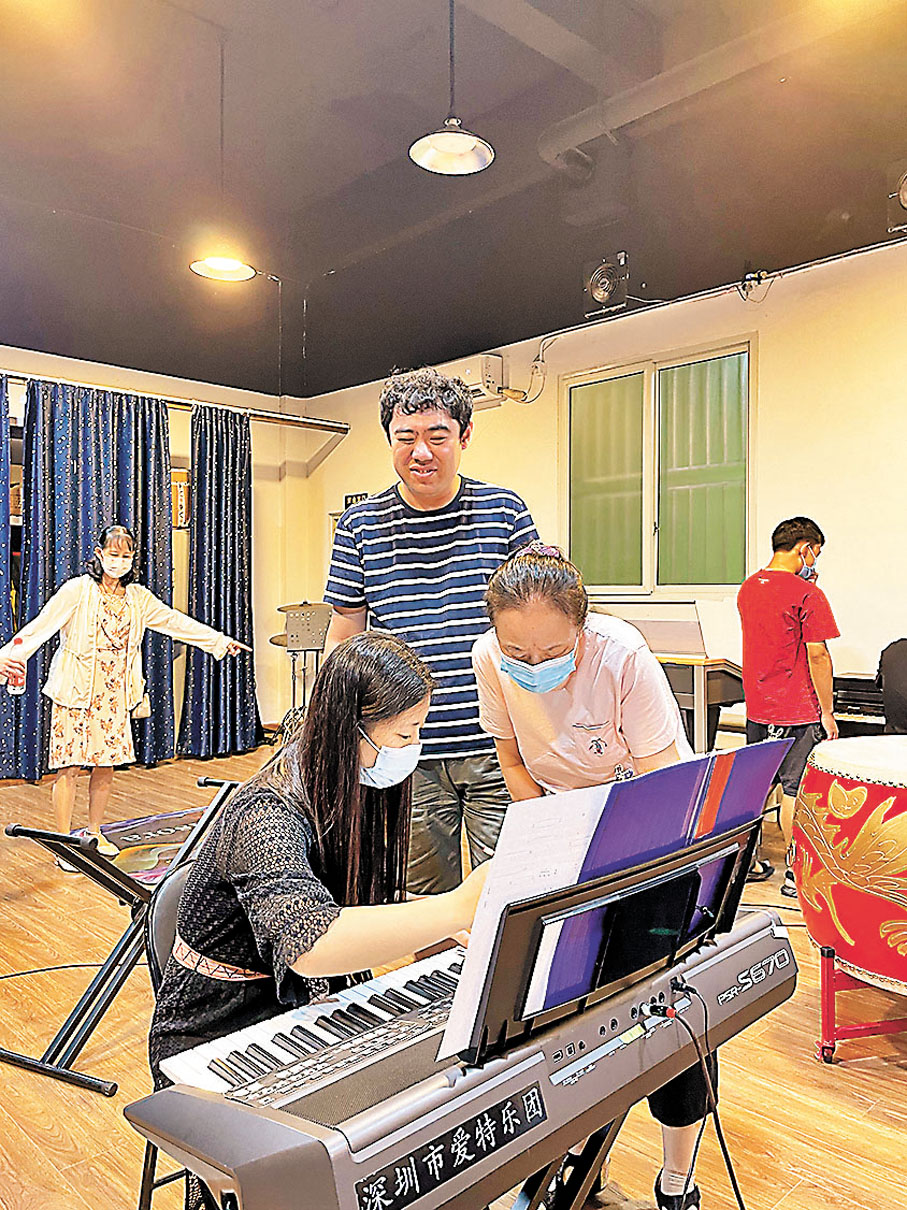 ◆樂團發起人孫莉莉（右）與陳老師（左）交流。孫莉莉的兒子貝貝（中）是樂團中年紀最大的成員。香港文匯報記者石華 攝