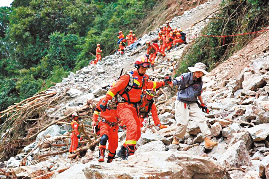 ◆9月6日下午，李柔跟着消防救援隊伍一起撤離。 網上圖片