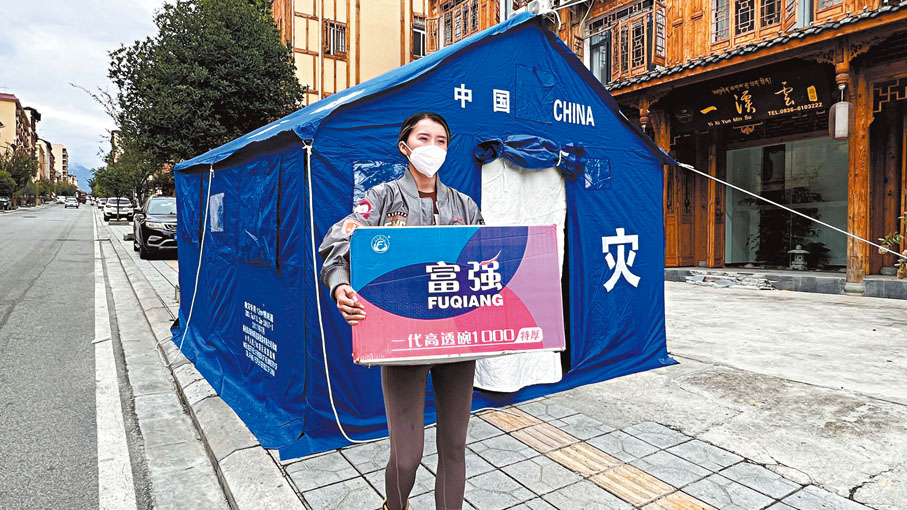 ◆李柔在安置點幫忙搬運物資。 網上圖片