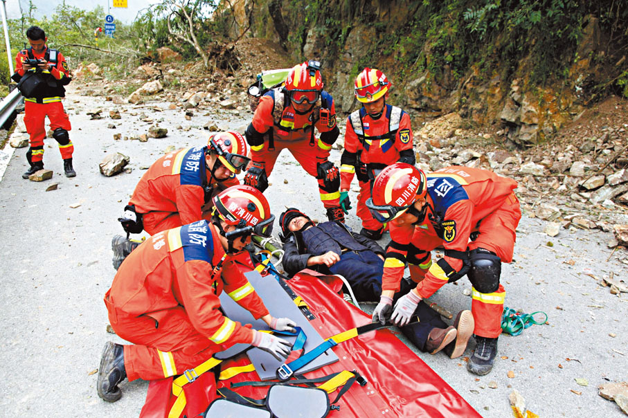 ◆李柔拍下了消防救援人員開展救援的場景。網上圖片