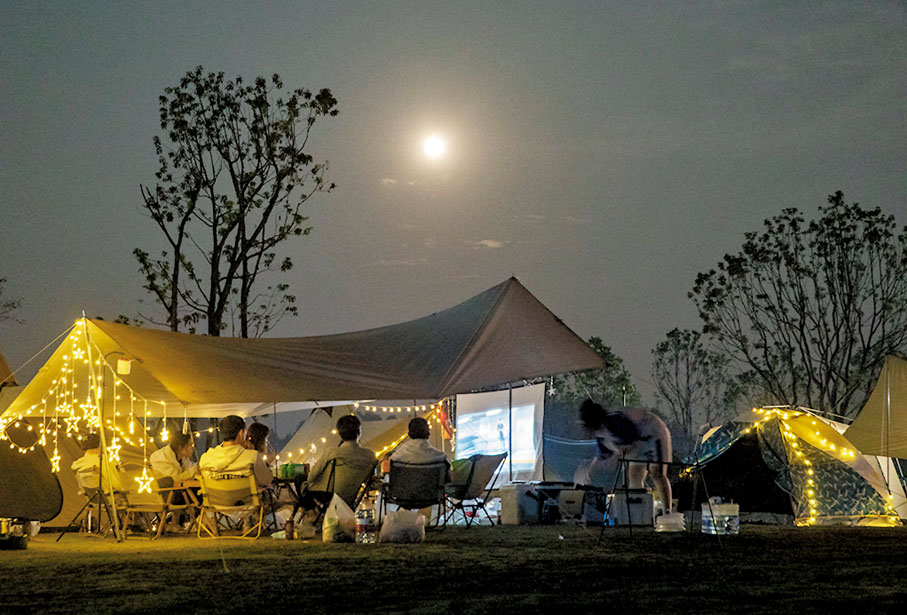 ◆9月10日晚，遊客在重慶市南川區黎香湖星空露營基地露營賞月。新華社