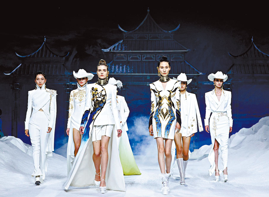 ◆熊英設計的時裝，作為時裝周開幕秀。