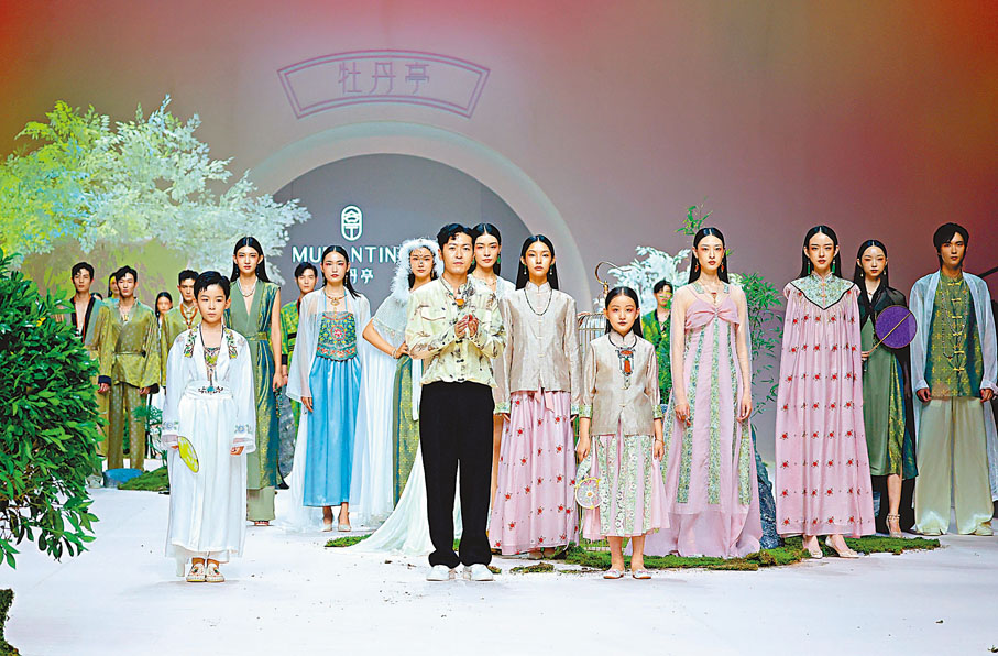 ◆設計師韓琪（前中）和模特兒謝幕。