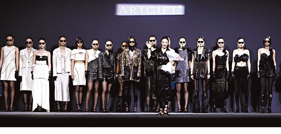 ◆ 設計師任敏（前中）和模特兒在時尚秀上謝幕。