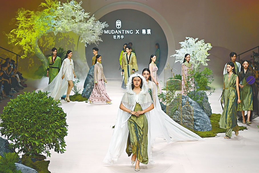 ◆韓琪設計的時裝，全新解讀古典戲劇《牡丹亭》。