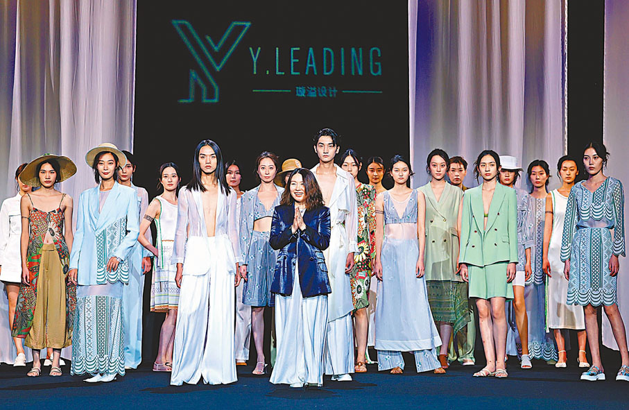 ◆設計師王鳳（前中）和模特兒在時尚發布上謝幕。