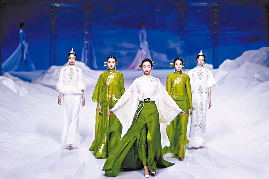 ◆模特兒在開幕秀上展示設計師熊英設計的時裝。