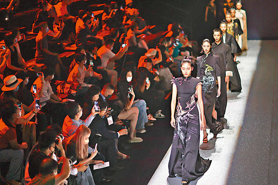 ◆孫瑤將《山海經》神獸融合高端禮服。