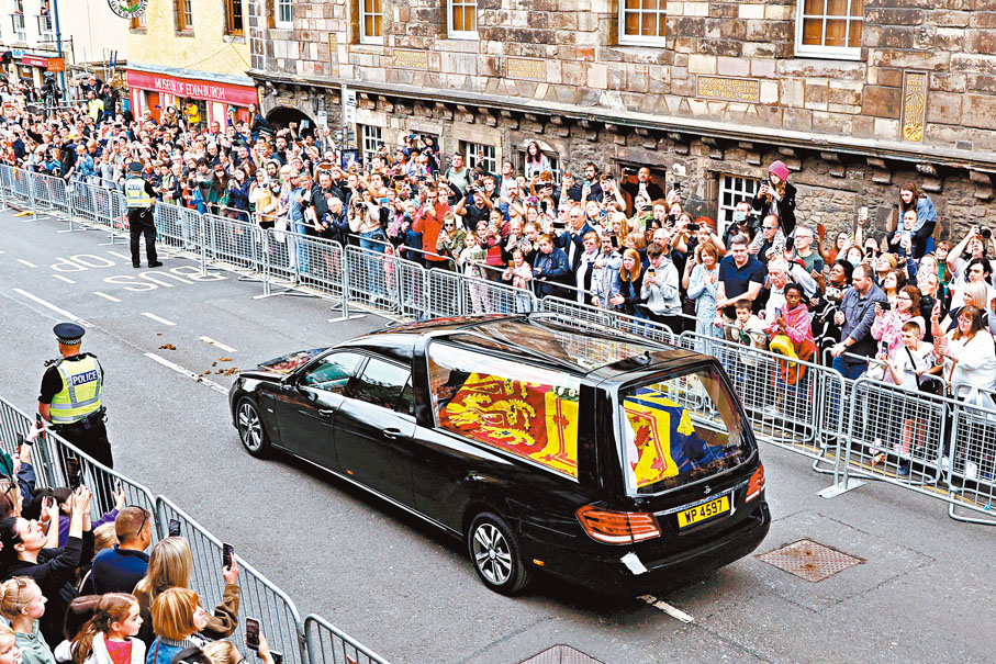 ◆ 愛丁堡民眾夾道送別英女王。 路透社