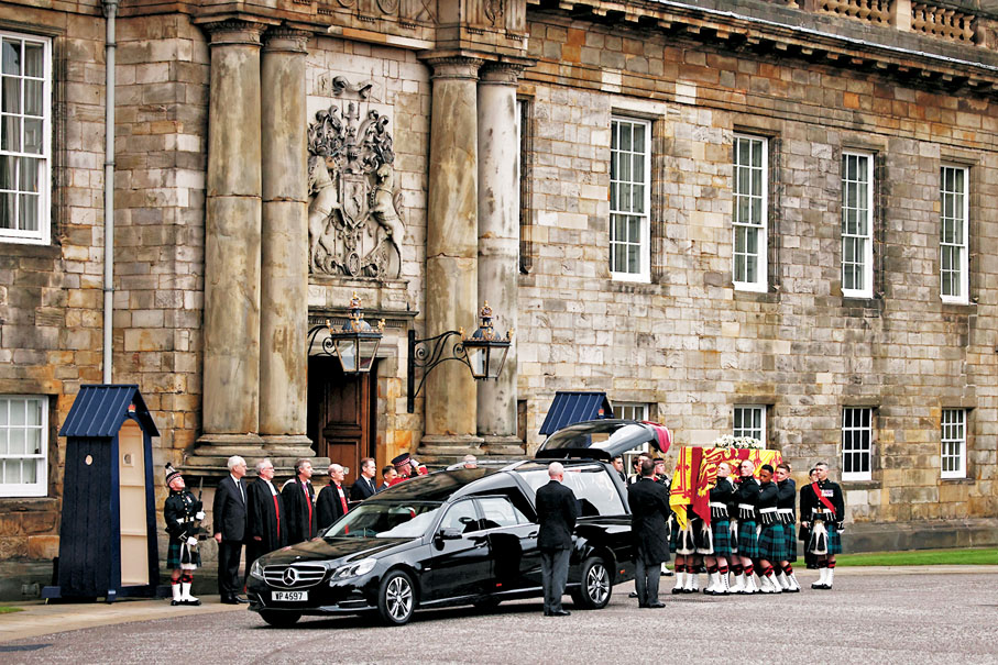 ◆ 靈柩昨日移至荷里路德宮。 路透社