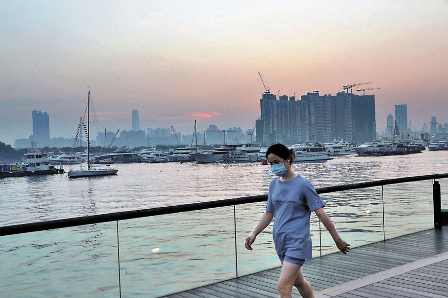 ◆觀塘海濱公園昨日空氣質素不佳,沿岸景色被濃霧籠罩。香港文匯報記者 攝