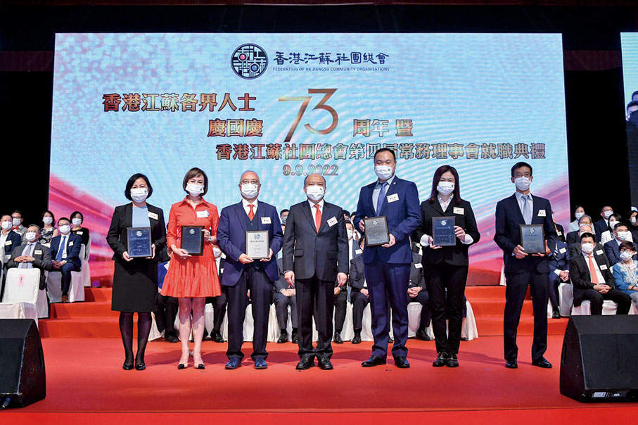 ◆ 黎寶忠副部長（中）為常務副會長代表曹元石、程雁、趙宇和副會長兼總幹事劉文濤以及副會長代表王秀華、田啟文頒發聘書。