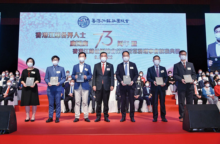 ◆ 姚茂龍會長（中）為常務副秘書長姚銘、吳玉平、馮興元和副秘書長代表牟翔、呂葉濤、儲雪梅頒發聘書。