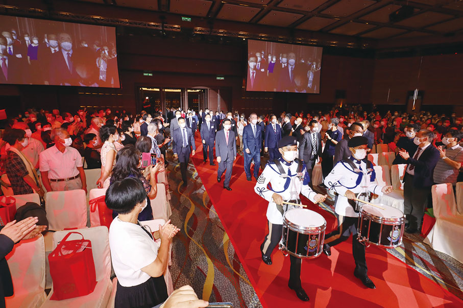 ◆ 賓主在中式儀仗隊引領入場，獲在場會員鄉親鼓掌熱烈歡迎。