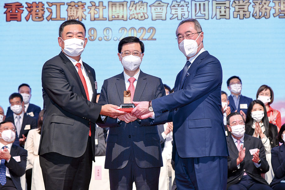 ◆ 在行政長官李家超（中）的見證下，香港江蘇社團總會創會會長唐英年（右）把會印交給了現任會長姚茂龍（左）。