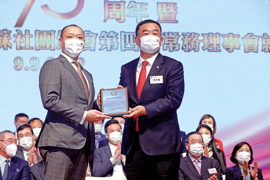 ◆ 姚茂龍會長（右）為常務副會長兼秘書長孫曦（左）頒發聘書。