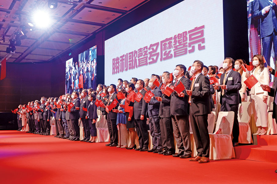 ◆ 香港江蘇各界人士慶國慶73周年暨香港江蘇社團總會第四屆常務理事會就職典禮，全場大合唱《歌唱祖國》。