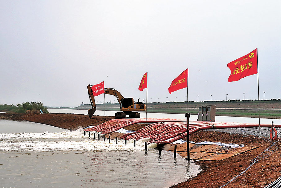◆南京溧水區天生橋河陳家橋河口處，33台潛水電泵自8月22日起連續24小時日夜泵水，將石臼湖的水引入引水河，灌溉稻田。 香港文匯報記者陳旻 攝